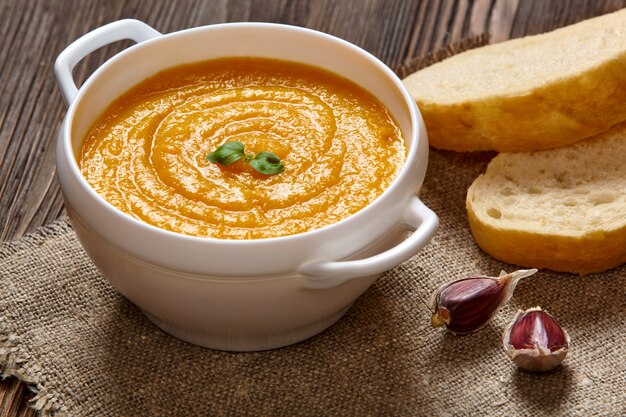 Zuppa di crema di zucca su un tavolo di legno