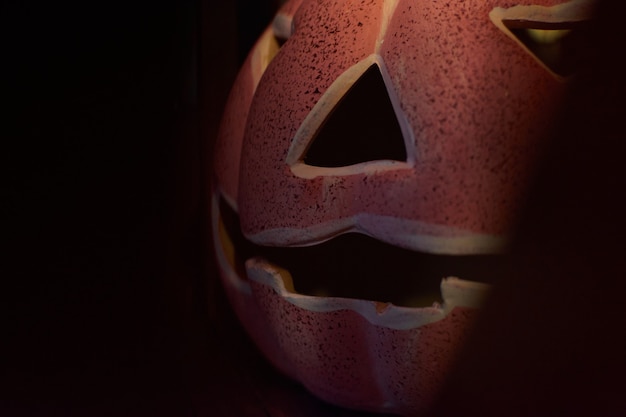 Photo a pumpkin in the dark - halloween concept