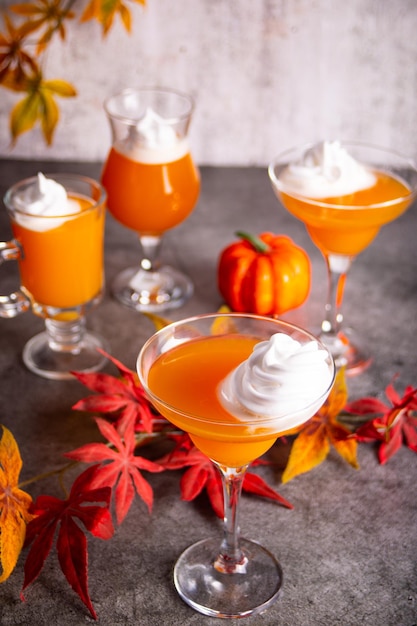 Тыквенный осенний сезонный напиток, коктейль латте со специями и взбитыми сливками на День Благодарения или Хэллоуин, праздничное празднование, осеннее украшение