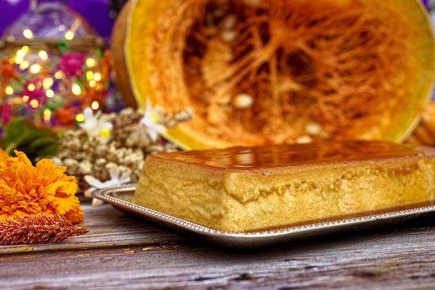 Foto sformato di zucca dolce fatto per il giorno dei morti dessert su tavola di legno