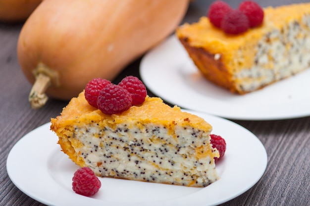 Cheesecake fatta in casa di zucca o torta con lamponi. giorno del ringraziamento.