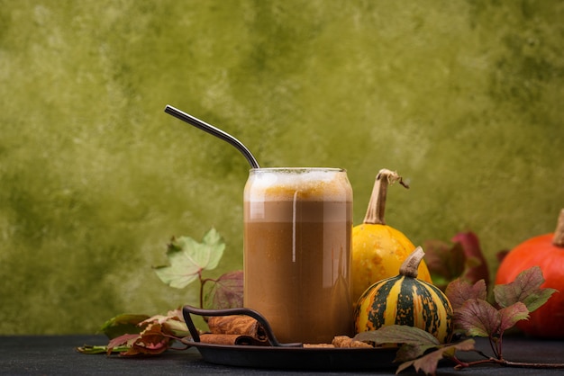 유리에 호박 라떼. 전통적인 따뜻한 가을 음료