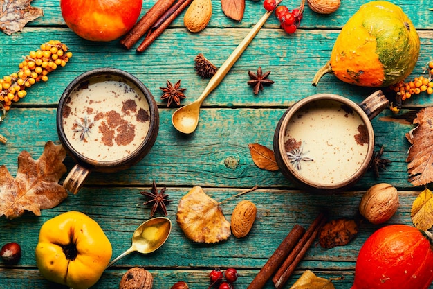 写真 秋の背景にカボチャのラテまたはコーヒー