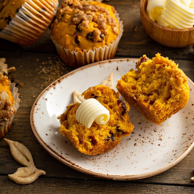 Photo pumpkin muffins with oat and brown sugar crumble