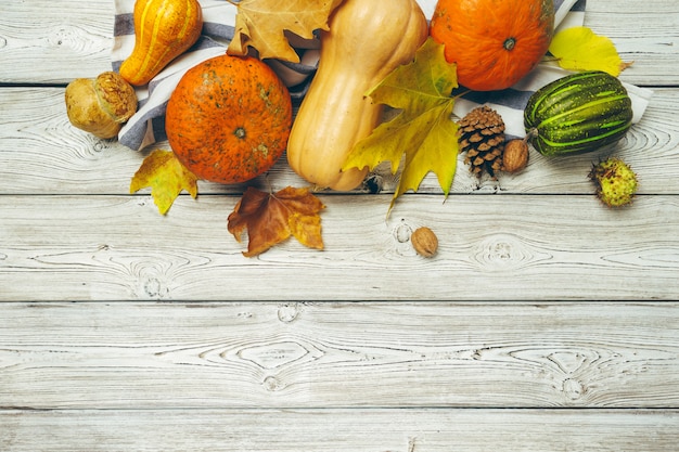 Zucca sul vecchio tavolo di legno rustico.