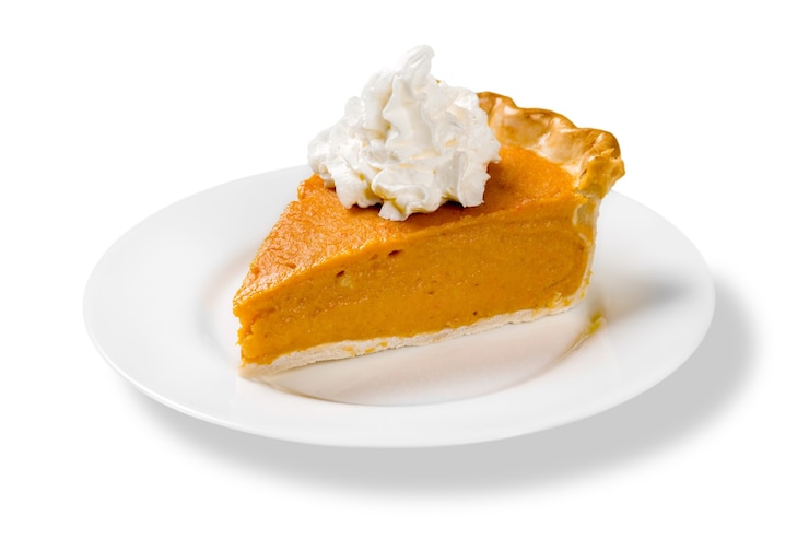 Photo pumpkin pie slice isolated