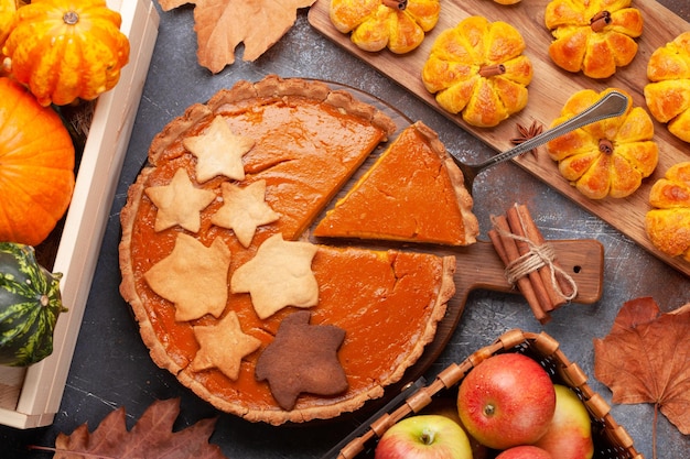 Photo pumpkin pie and various pumpkins