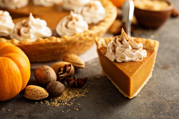 Photo pumpkin pie with whipped cream