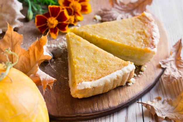 Torta di zucca sul tavolo di legno