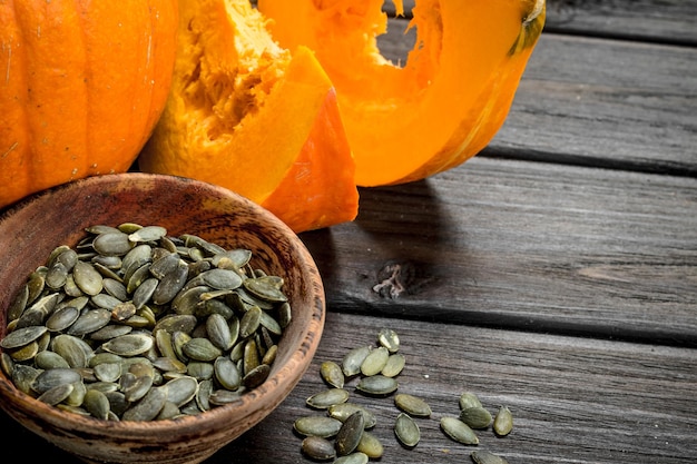 Photo pumpkin seeds in bowl