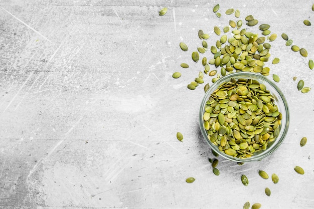 Photo pumpkin seeds in bowl