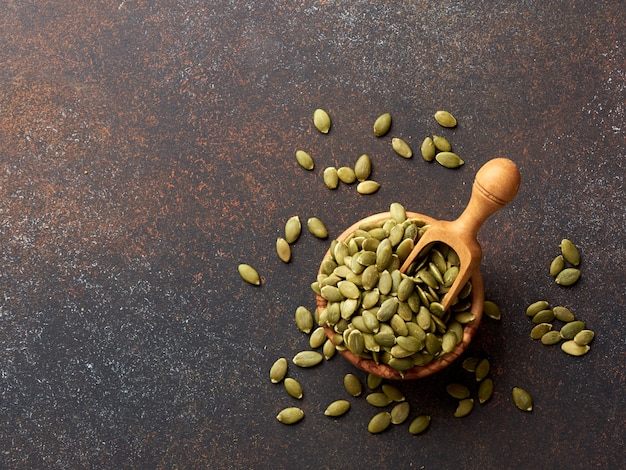 写真 茶色の背景にカボチャの種。