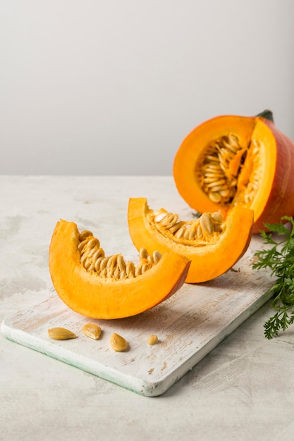 Photo pumpkin slices with seeds arrangement