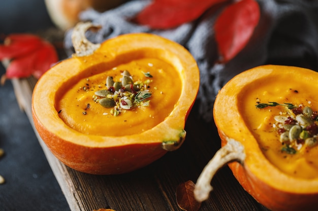 かぼちゃのかぼちゃのスープ。ベジタリアンの秋のカボチャクリームスープの種子。