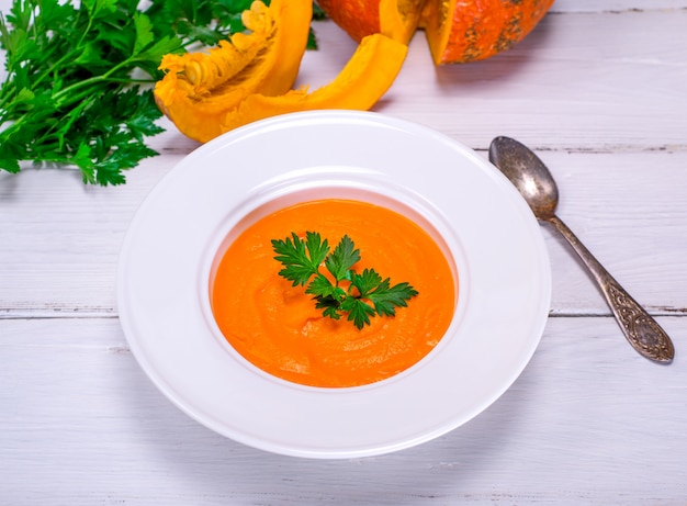Photo pumpkin soup puree in a round white plate