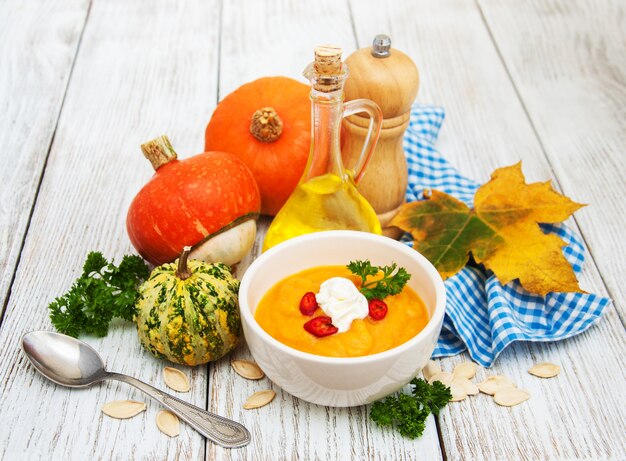 Foto zuppa di zucca con zucche fresche