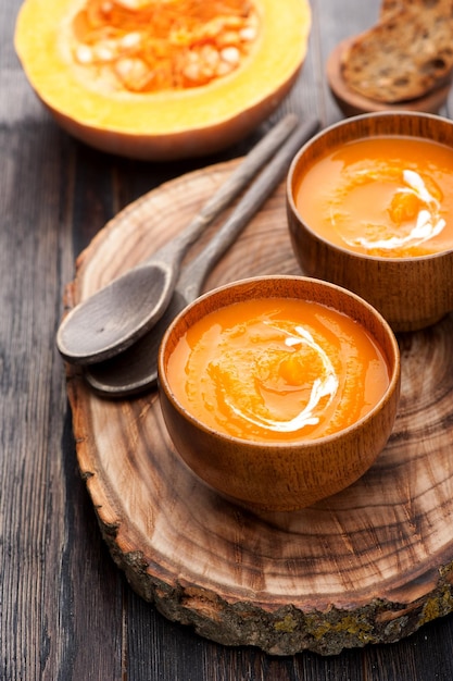 Foto zuppa di zucca su tavola di legno