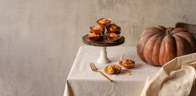 Pumpkin spice cupcakes versierd met pompoen fall stilleven concept kopieer de ruimte