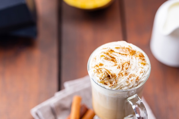 Foto latte speziato di zucca in una tazza di vetro