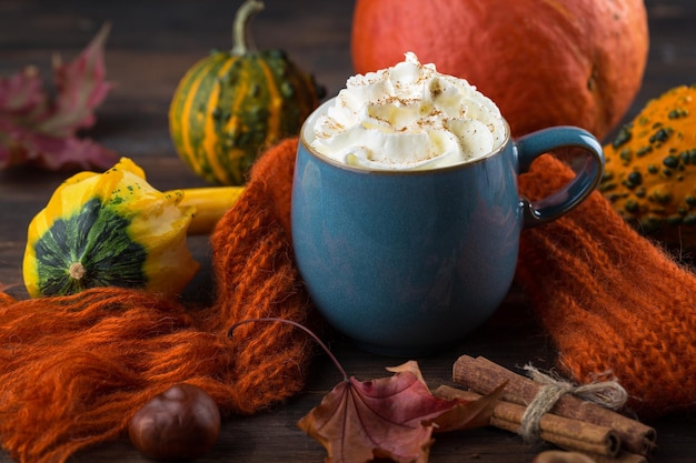 Pumpkin spice latte met slagroom Copy space