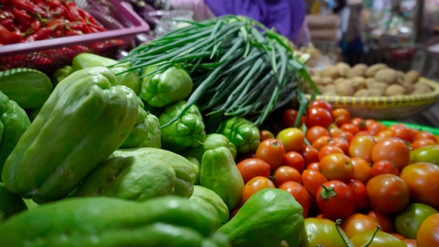 伝統的な市場でのカボチャとトマトの野菜