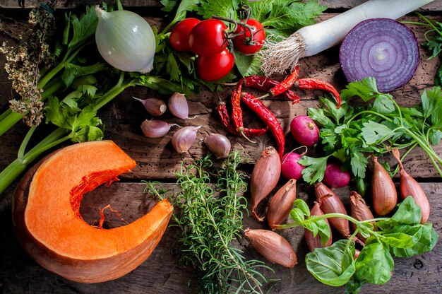 Foto ingredienti zucca e verdure per zuppa autunnale