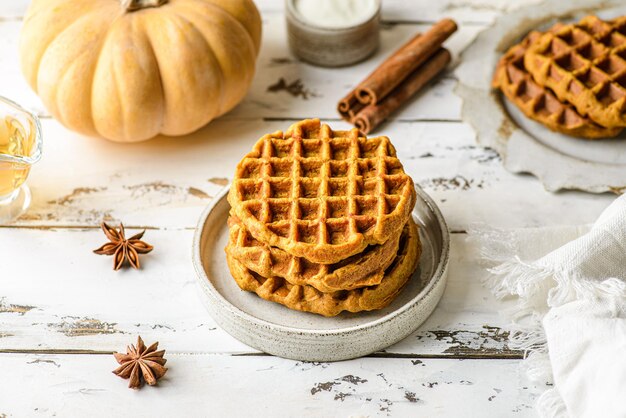 Cialde di zucca su un fondo di legno bianco