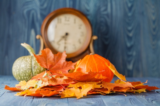 Photo pumpkin with autumn leaf