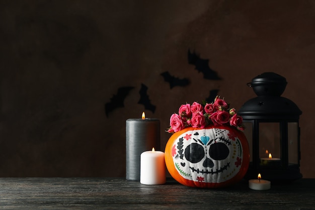 Zucca con trucco teschio catrina e accessori di halloween