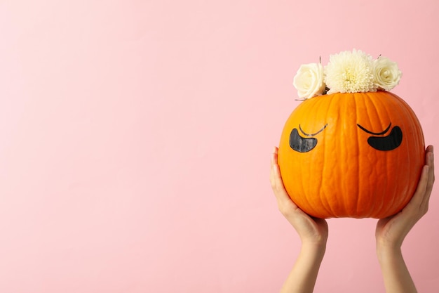 Photo pumpkin with eye patches and white flowers