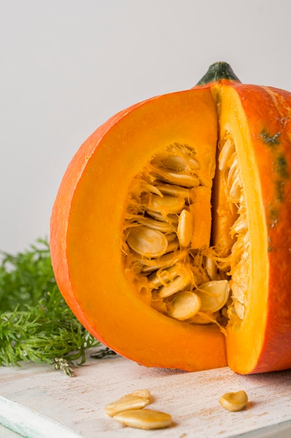 Foto zucca con semi su tavola di legno