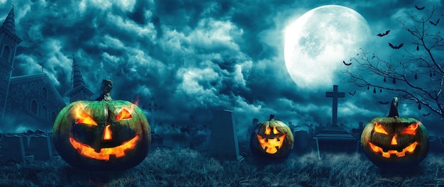 Zombi di zucca che si alzano da un cimitero e da una chiesa del cimitero nella notte buia spaventosa e spaventosa della luna piena pipistrelli sull'albero evento festivo banner di halloween concetto di sfondo