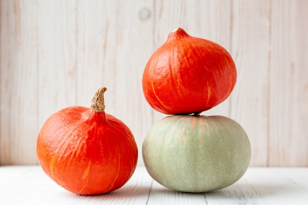 Photo pumpkins in front of wooden wall rustic style copy space