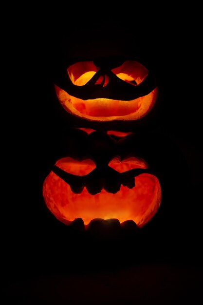 Photo pumpkins glow on a black background pumpkin for halloween