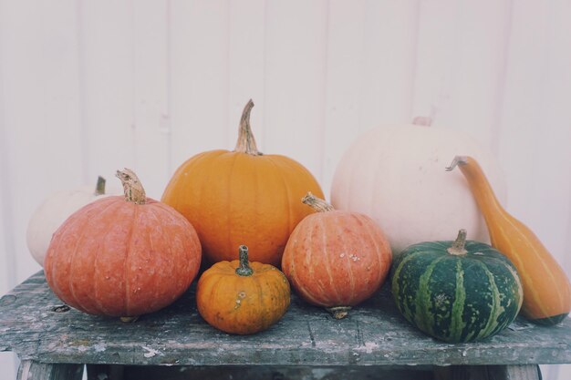 Photo pumpkins on table against wall