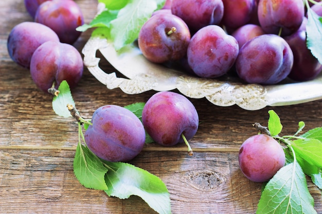 Pums op een houten rustieke tafel