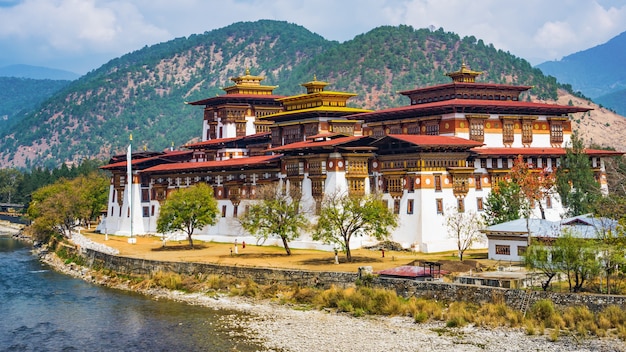 Il monastero di punakha dzong in bhutan asia | Foto Premium