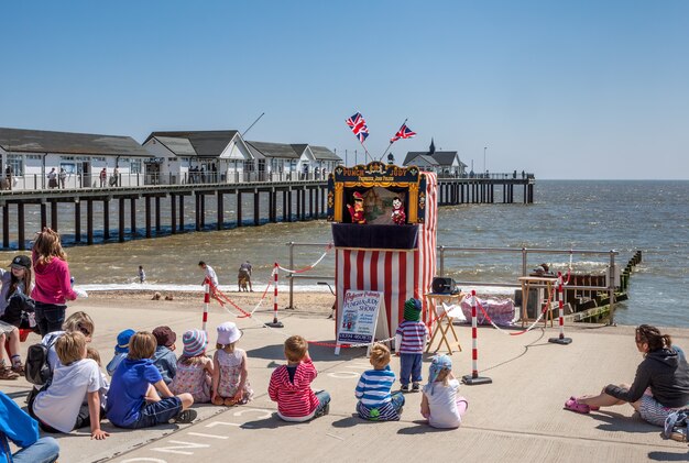 Punch and Judy show in Southwold op 2 juni 2010 Niet-geïdentificeerde mensen en kinderen