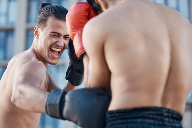 Foto punch bokswedstrijd of sterke man vechten in sport training lichaamsbeweging of vuist slaan met kracht mannen boksen of vechten vechters boksen in de praktijk of fitness workout in de ring met actie