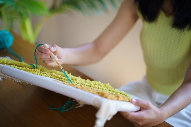 사진 펀치 바늘 아시아 여성 만들기 수제 취미 뜨개질 스튜디오 워크숍 디자이너 직장 수제 공예 프로젝트 diy 자수 개념