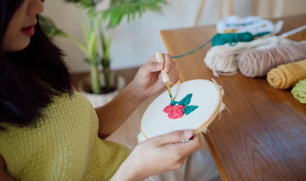 Фото Ударная игла азиатская женщина делает ручную работу хобби вязание в мастерской студии дизайнерское рабочее место проект ручной работы diy концепция вышивки