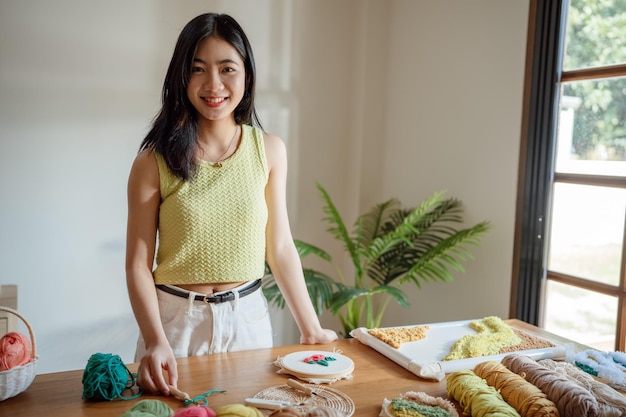 スタジオ ワークショップ デザイナーの職場で手作りの趣味の編み物を作るパンチ針アジアの女性手作りクラフト プロジェクト DIY 刺繍コンセプト