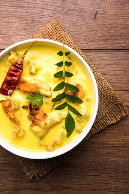 Punjabi Kadhi Pakoda 또는 카레 Pakora, 그릇이나 카라히에서 제공되는 인도 요리