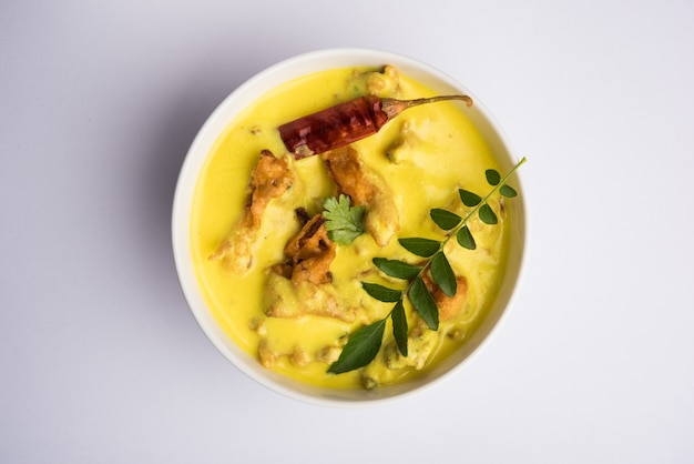 Punjabi Kadhi Pakoda 또는 카레 Pakora, 그릇이나 카라히에서 제공되는 인도 요리