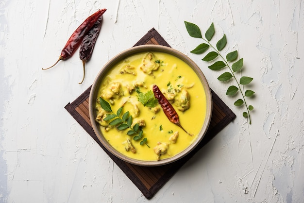 Punjabi Kadhi Pakoda of curry Pakora, Indiase keuken geserveerd in een kom of karahi