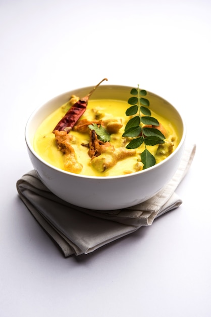 Punjabi Kadhi Pakoda of curry Pakora, Indiase keuken geserveerd in een kom of karahi