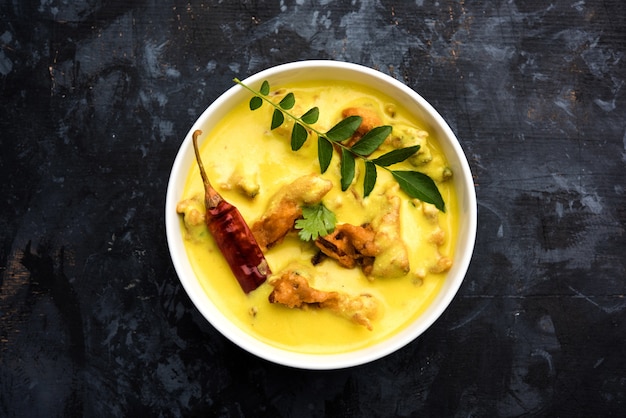 Punjabi Kadhi Pakoda of curry Pakora, Indiase keuken geserveerd in een kom of karahi