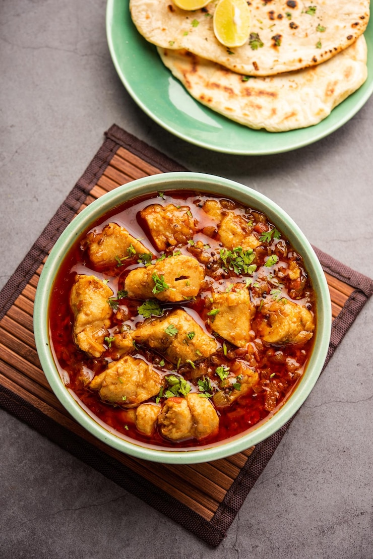 Photo punjabi soya chaap gravy or dhaba style soya chap masala sabzi served with naan