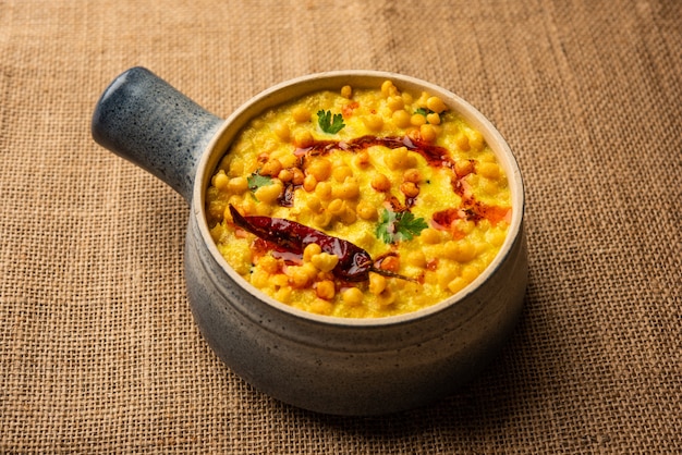 Punjabi-stijl Dahi Boondi Kadhi of kadi of curry