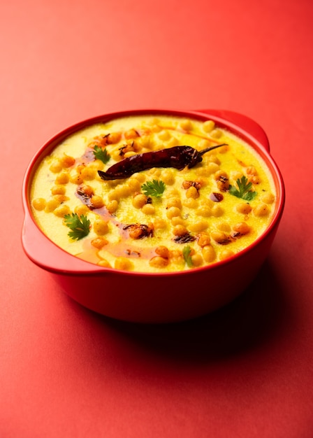 Punjabi Style Dahi Boondi Kadhi 또는 kadi 또는 카레